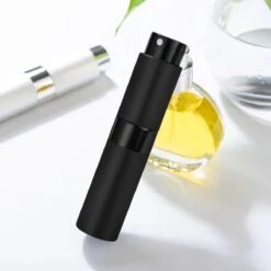 Scenty - Parfum Verstuiver Navulbaar - Mini Parfum Flesje - Reisflesje - Zwart 14 Scenty - Parfum Verstuiver Navulbaar - Mini Parfum Flesje - Reisflesje - Zwart -Parfum Winkel 1200x1200 433